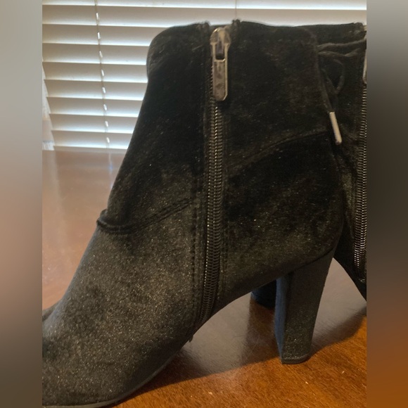 Ladies Size 8.5 Libby Edelman “Justine” Black 3 1/2” Bootie With Soft Satin Feel - Picture 6 of 17